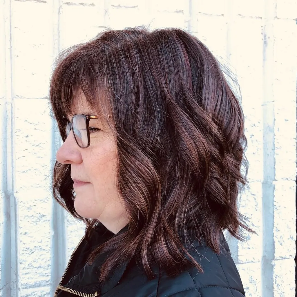 Bruin haar met een vleugje kastanjebruin voor oudere vrouwen' title=