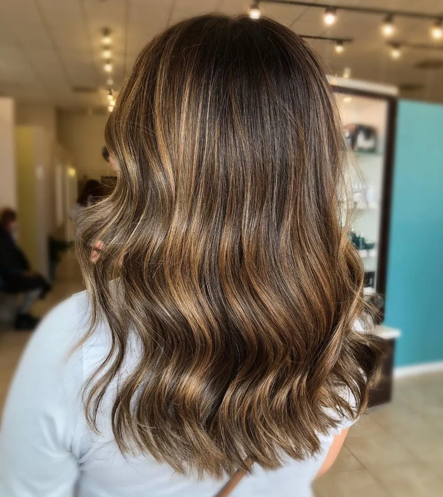 Dimensionale bronzen balayage voor bruin haar' title=