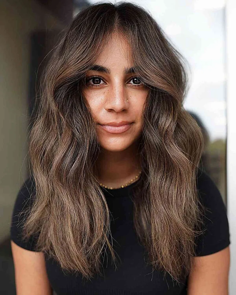 Prachtige donkerbruine tinten op bruin haar' title=