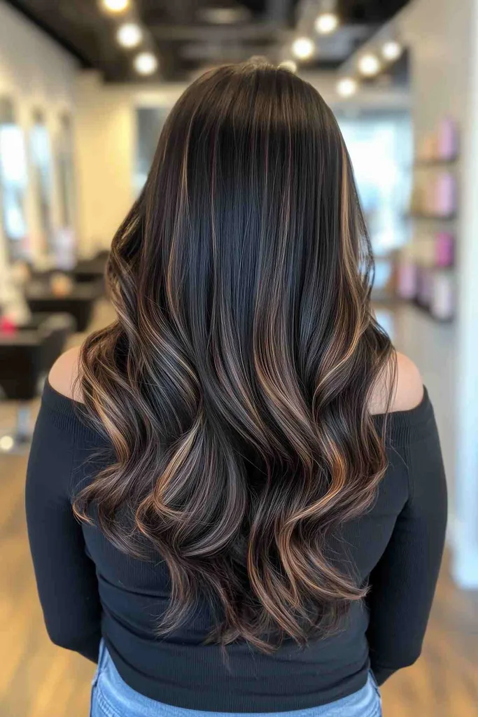 따뜻한 카라멜 발라야쥬를 사용한 유지 관리가 적은 검은 머리' title=