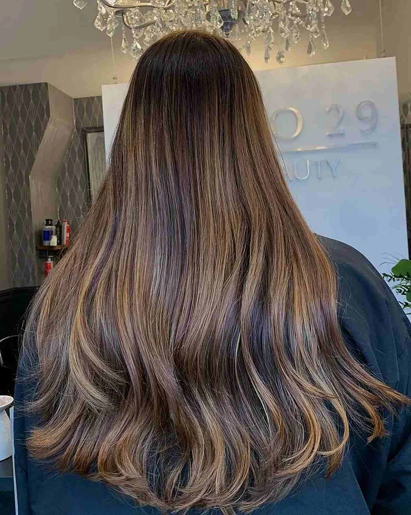 Kaštanová balayage na světle zlatohnědé barvě vlasů' title=