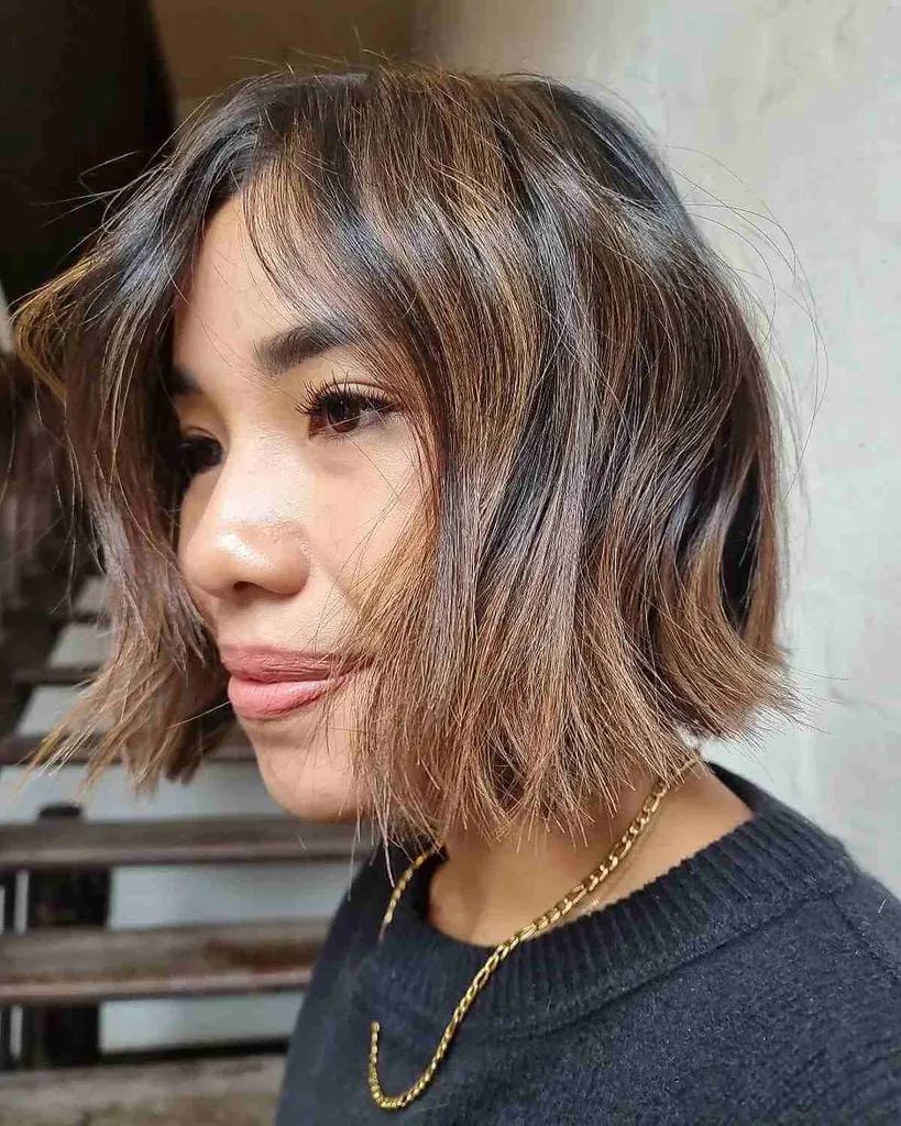 Měkká chaotická světlá brunetka Bob s odlesky' title=