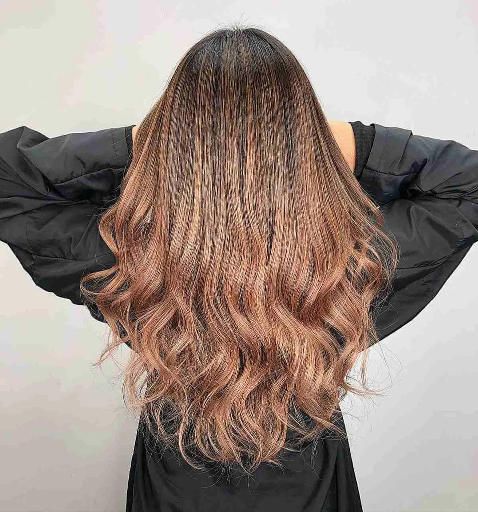 Tmavě zakořeněné růžové zlato a světle hnědé odstíny' title=