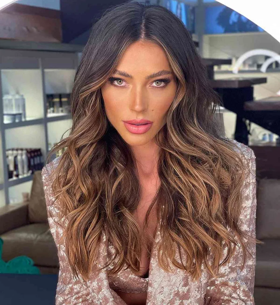 Dlouhé hnědé vlasy pro brunetky' title=