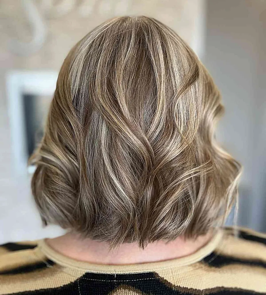 Rozmerný hnedý lalok s jemnými blond odleskami' title=