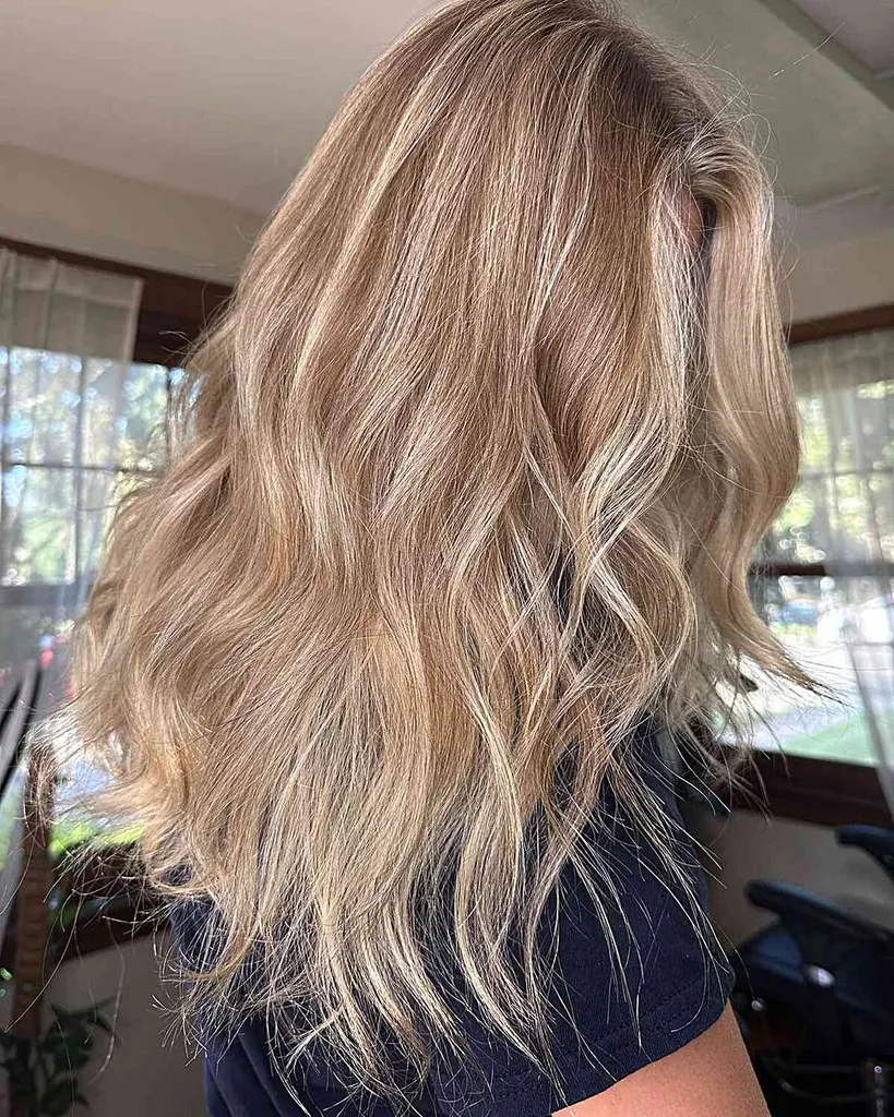 Dlhé vlasy s efektom Dishwater Blonde Reverse Balayage' title=