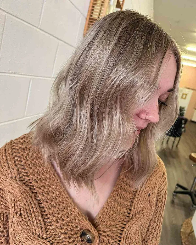 Multidimenzionálna krémová blond na riad' title=