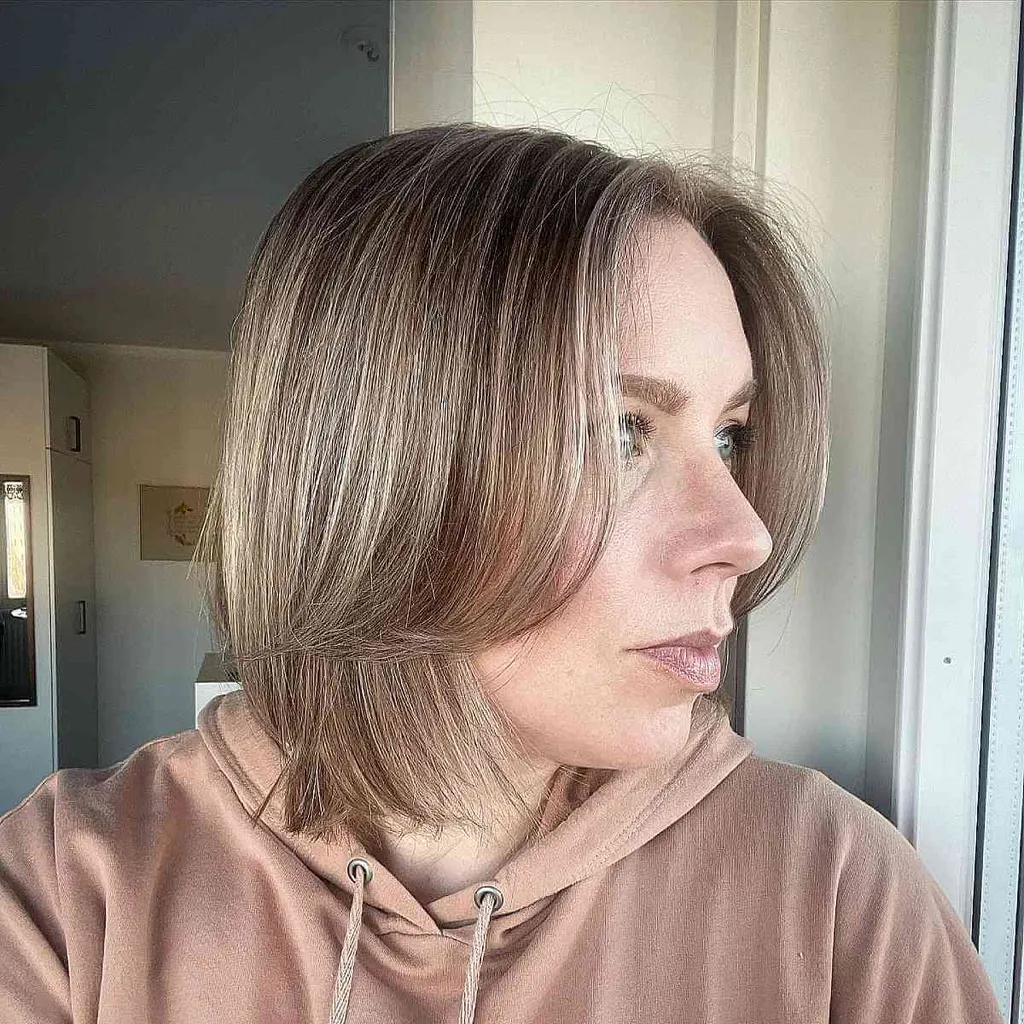 Sandy Ash Water Blonde s tmavými koreňmi' title=