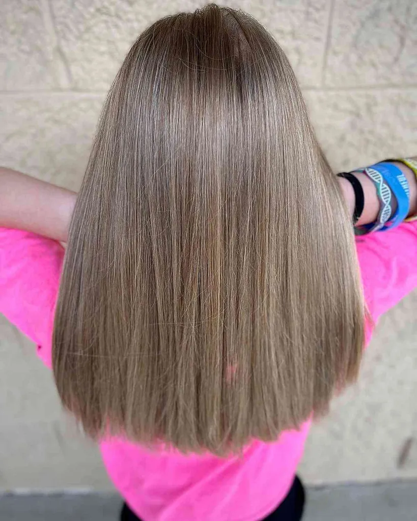 Vyblednuté tmavé blond vlasy' title=