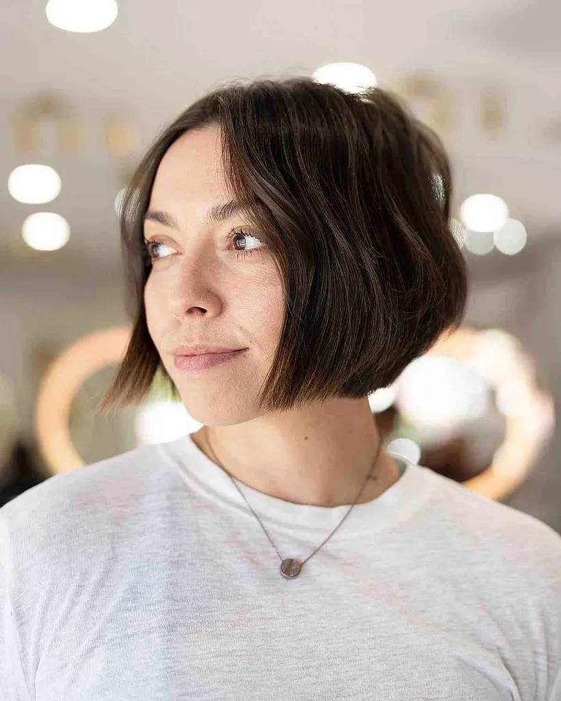 Kort, køligt brunt hår' title=