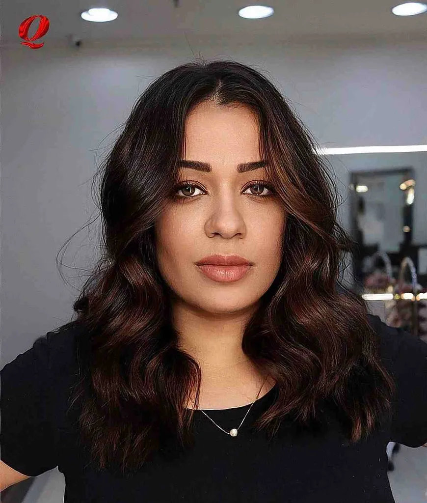 Mørkere karamelbrun på mellemlangt hår' title=