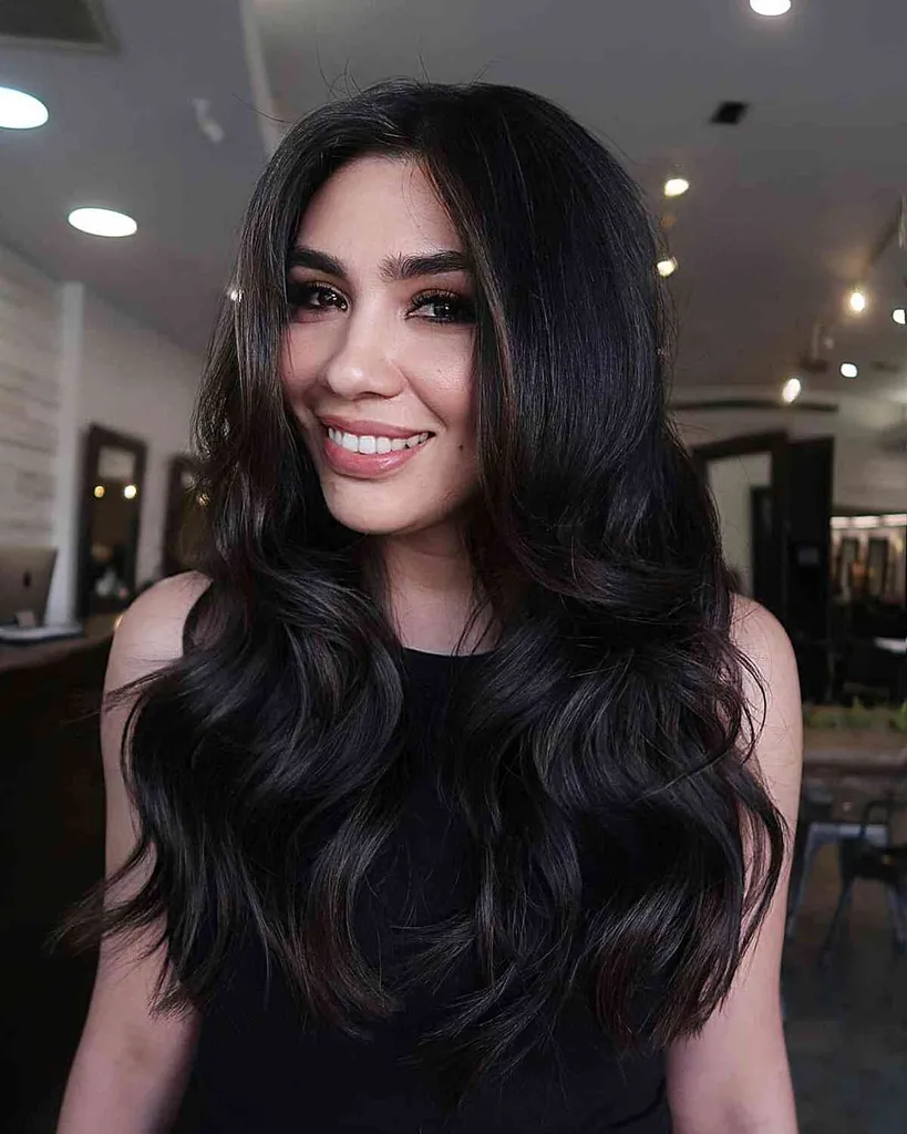 Subtilt dimensionelt mørkt brunet hår' title=