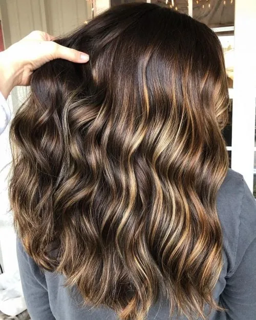 Mørk fudge med blonde highlights' title=