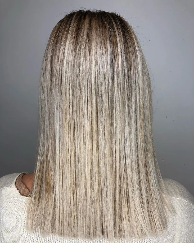 jasny popielaty blond na miedzianych włosach' title=