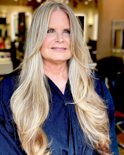 Face-framing lowlights for older women