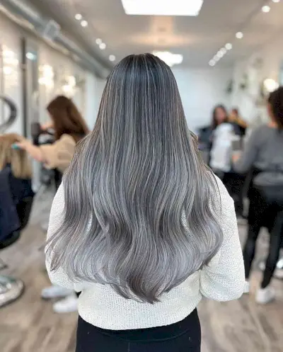 31 Superbes idées de couleur de cheveux de balayage gris pour les femmes de tous âges