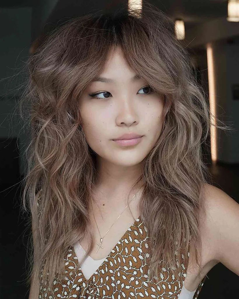 Perfektní popelavě hnědá balayage pro brunetky' title=