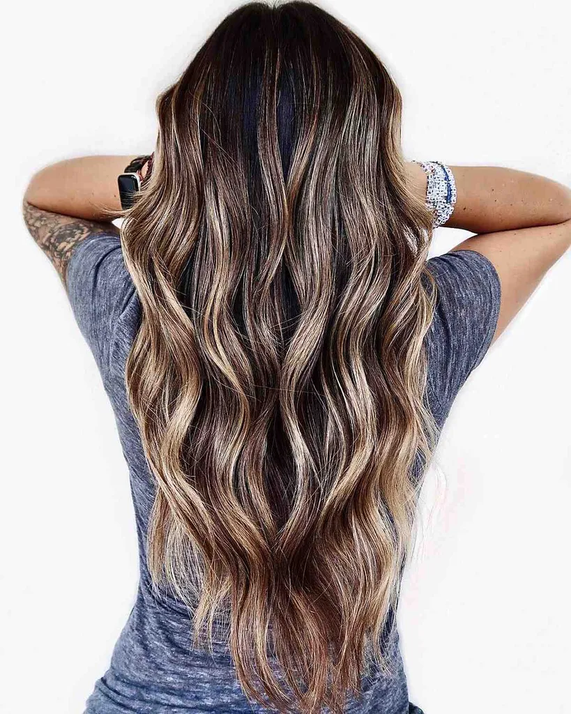 Lichotivé blond balayage melíry pro tmavé čokoládové vlasy' title=