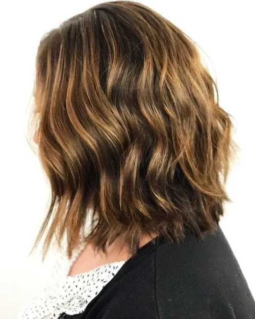 Karamelové a karamelové odlesky v brunetových vlasech' title=