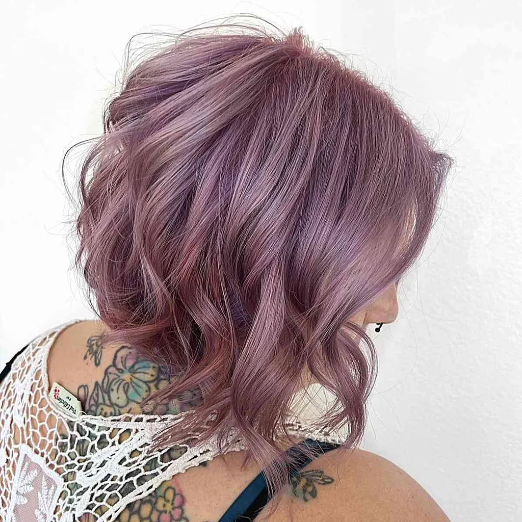 Penteado roxo com mechas rosa' title=