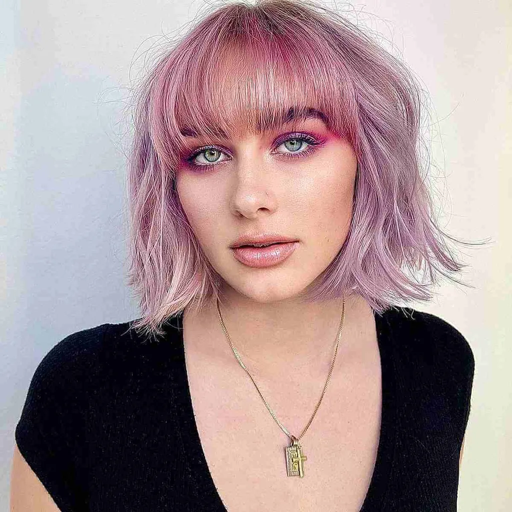 Bob roxo agitado e nervoso na altura da mandíbula' title=