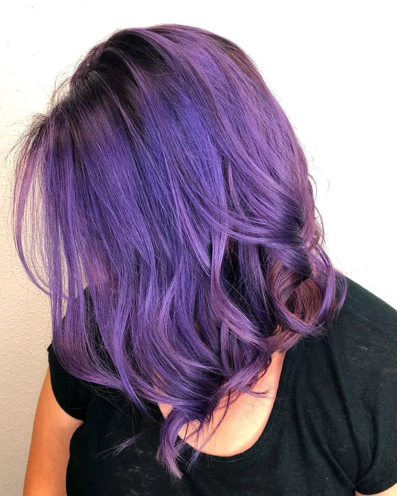 Balayage de cabelo roxo neon' title=