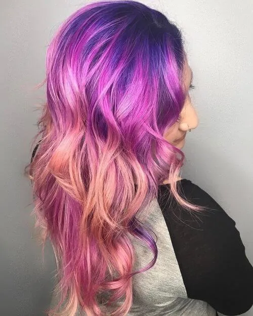Romance de cabelo roxo real e rosa' title=