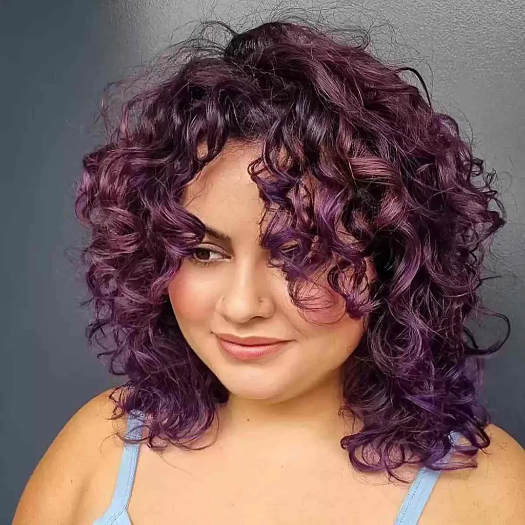 Funky Purple Curls para mulheres com rostos redondos e cabelos na altura dos ombros' title=