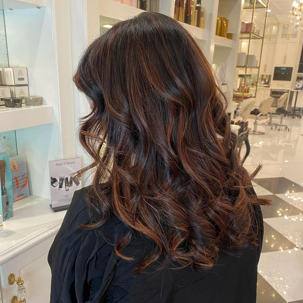 Cabello oscuro con reflejos castaños oscuros' title=