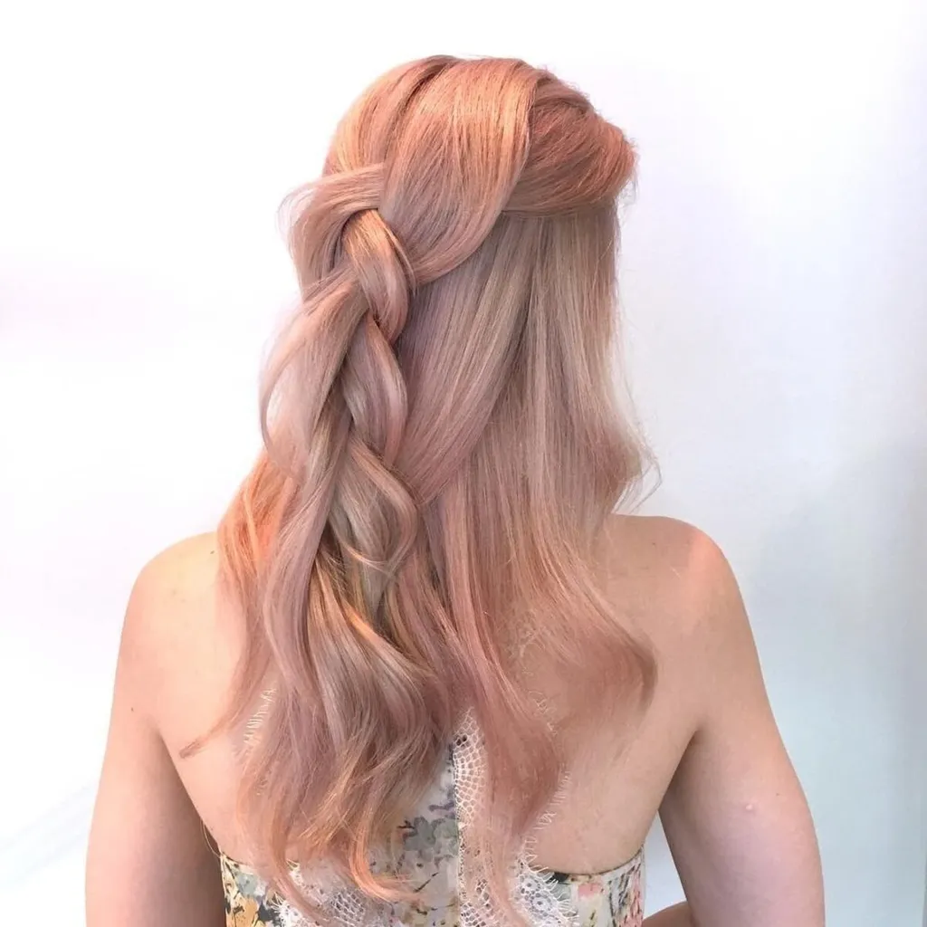Roze champagneblond haar' title=