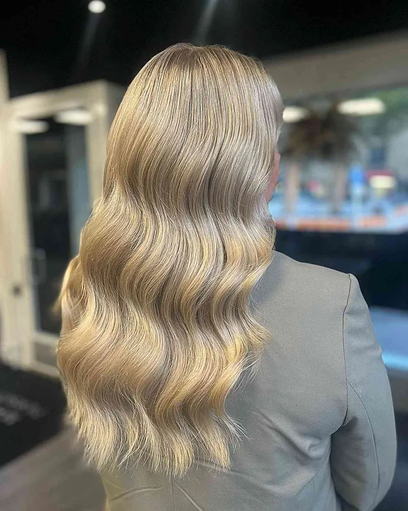 Boterachtig champagneblond voor lang haar' title=