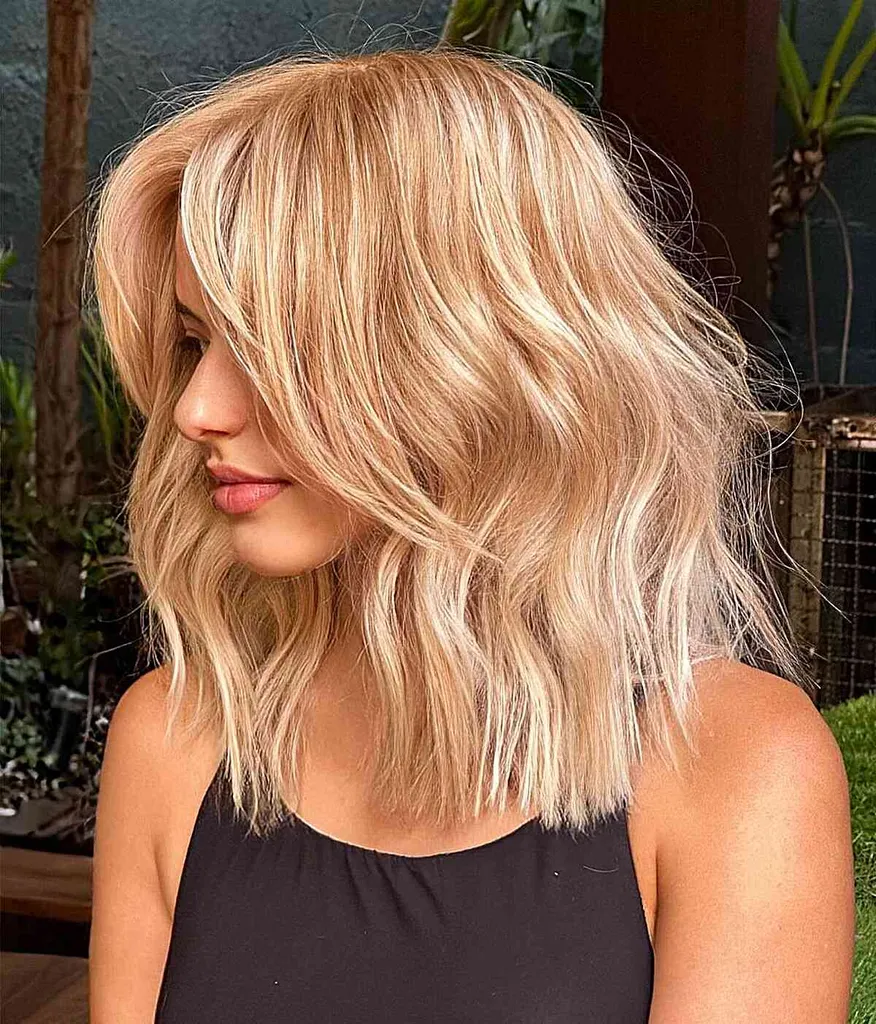 Champagneblonde tinten op een stompe snit' title=