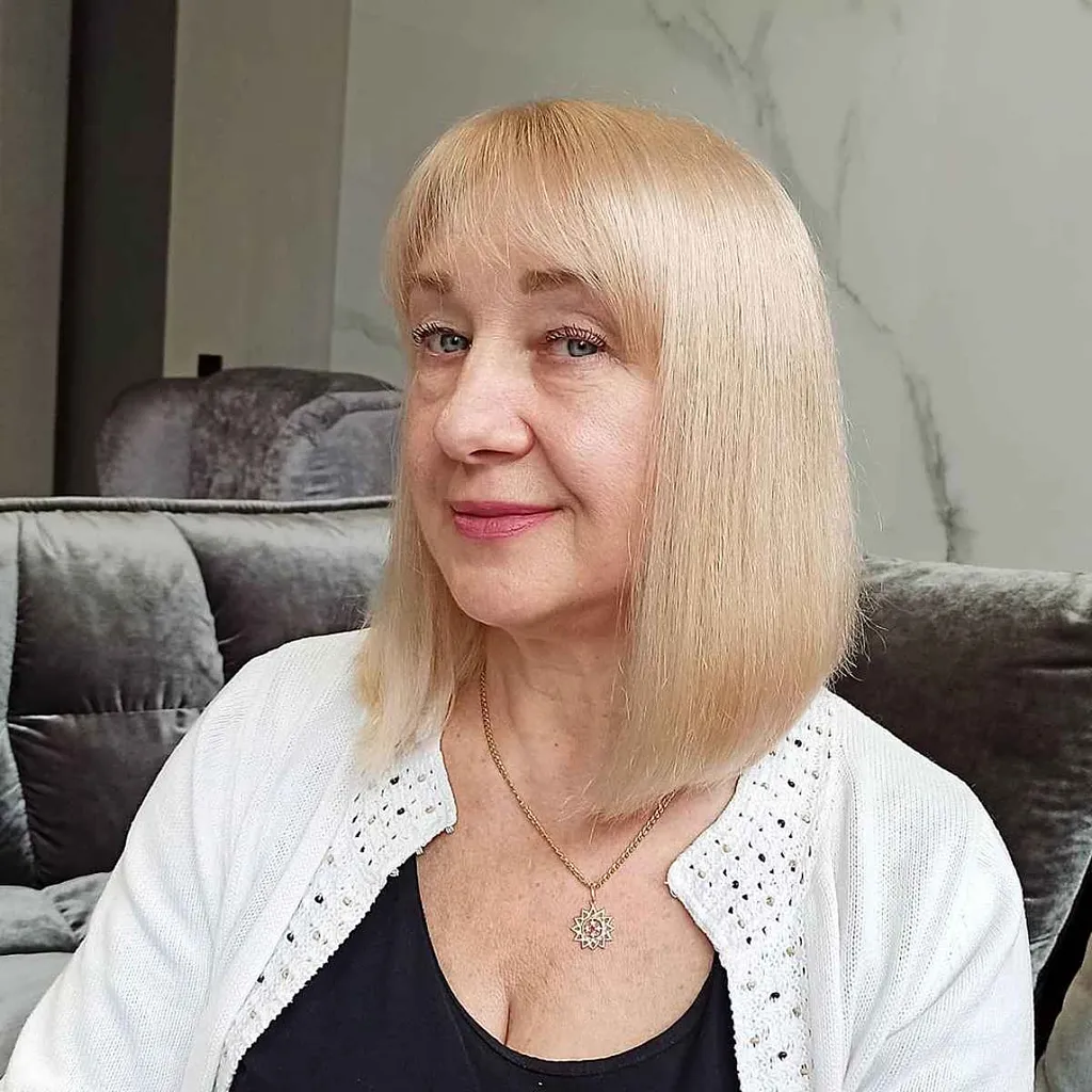 Champagneblond vinterhårfarge for kvinner over 70 år' title=