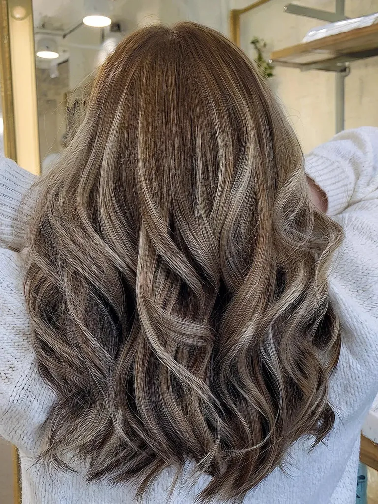 20 ejemplos perfectos de mechas para cabello castaño (looks 2025)