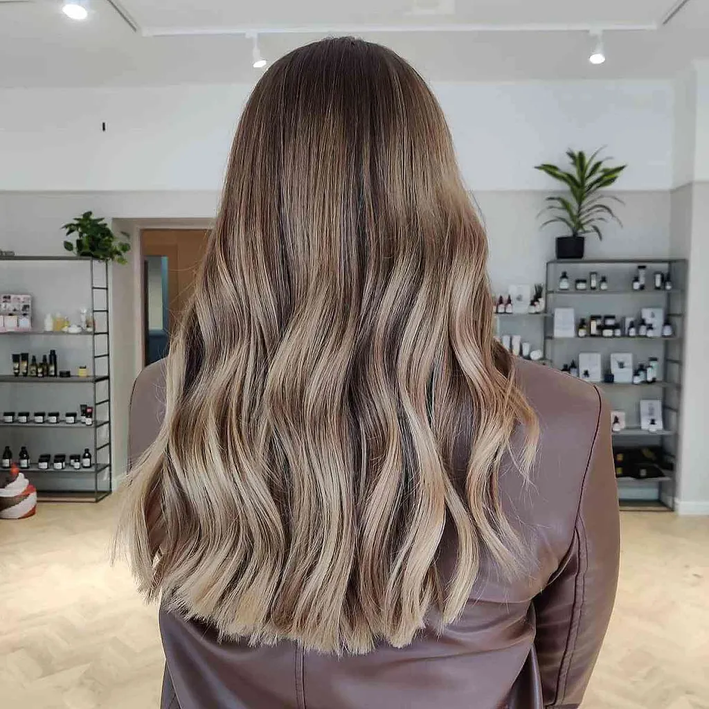 Blond champignon doux avec racines ombrées' title=