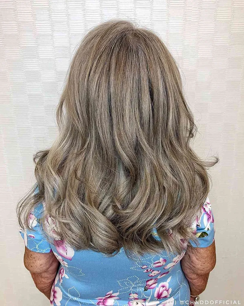 Cheveux blonds sales aux champignons' title=