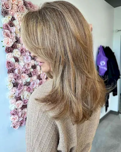 Honey Bronde Highlights on Mid-Long Layered Hair