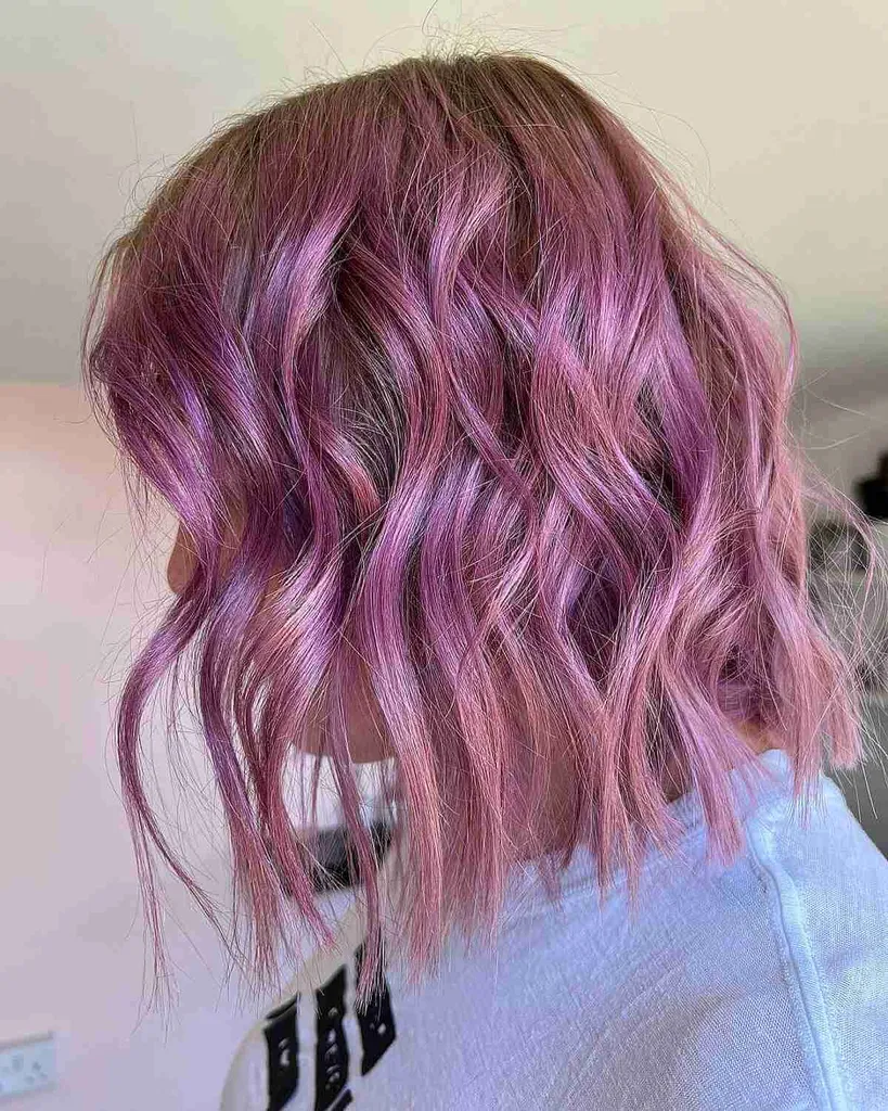 Iøynefallende fiolette bølger' title=