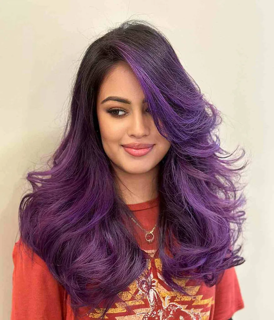 Utrolig utblåsning for langt tykt fiolett hår' title=