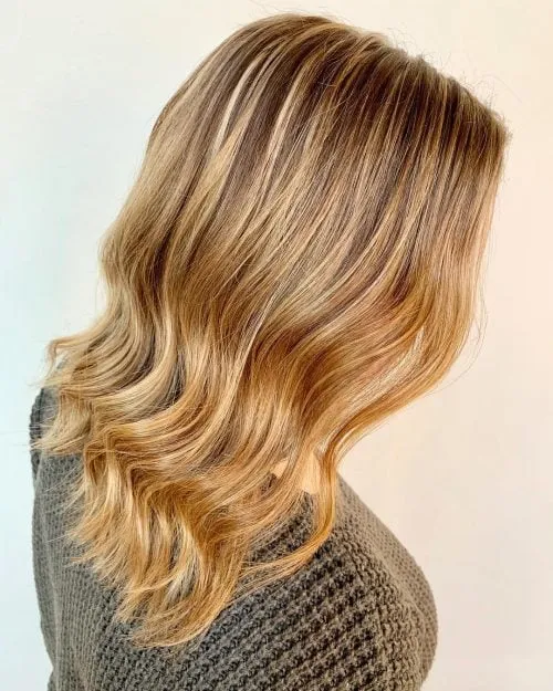 Zlatohnedá farba vlasov' title=