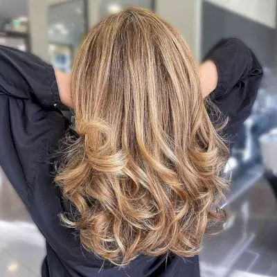 Bright Caramel Blonde Highlights for Medium Hair