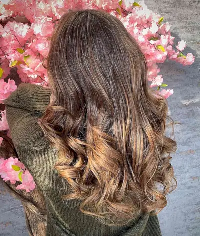 Sun-Kissed Gold Ombre Hair on Dark Brown Base with Wavy Layers