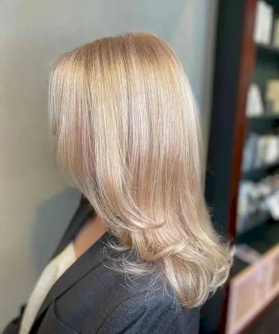 Platinum Strawberry Blonde Balayage Hair with Medium Layers