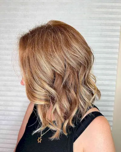 Shoulder-Length Ginger Hair With Blonde Highlights