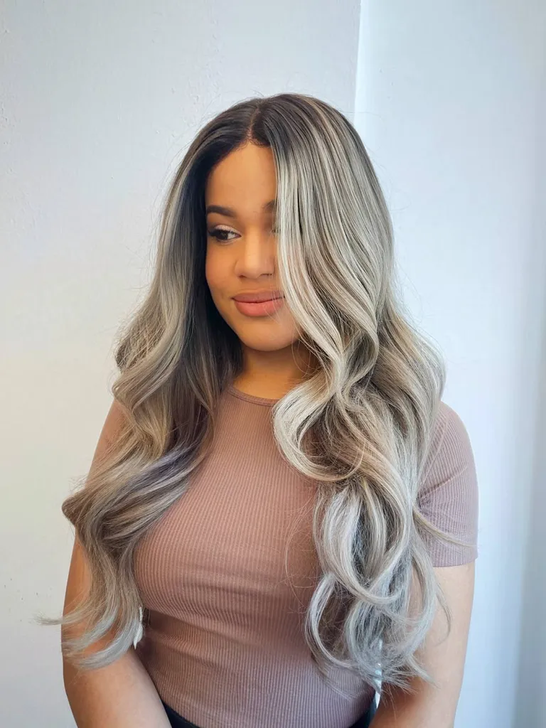 黒人女性のアッシュブロンドのバレイヤージュ' title=