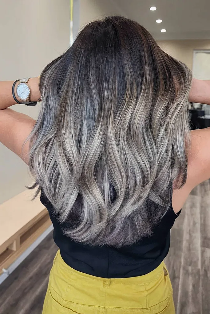 2026 年に見逃せない 15 以上の美しいアッシュブロンドのバレイヤージュのアイデア