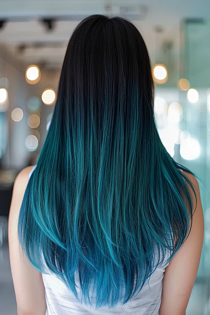 Schwarze bis blaugrüne Ombré-Haarfarbe auf glattem Haar' title=