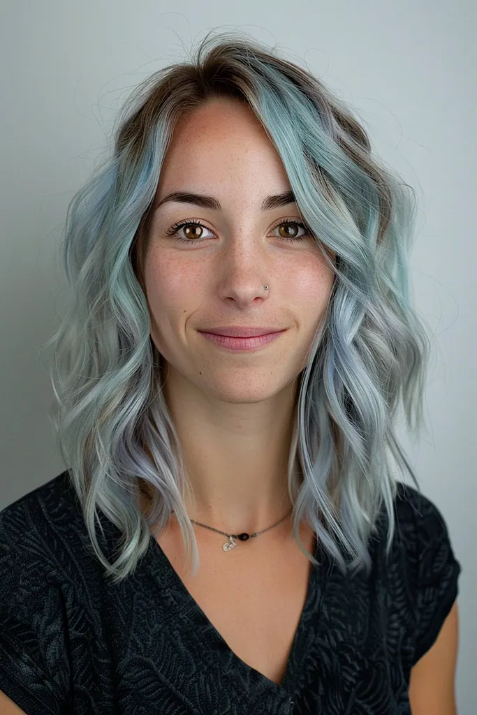 Pastellblaues und silbernes gewelltes Haar' title=