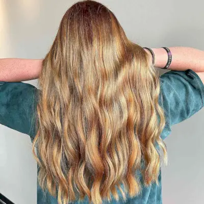 20 아름다운 금발 딸기가 부드러운 그늘에 구부러졌습니다