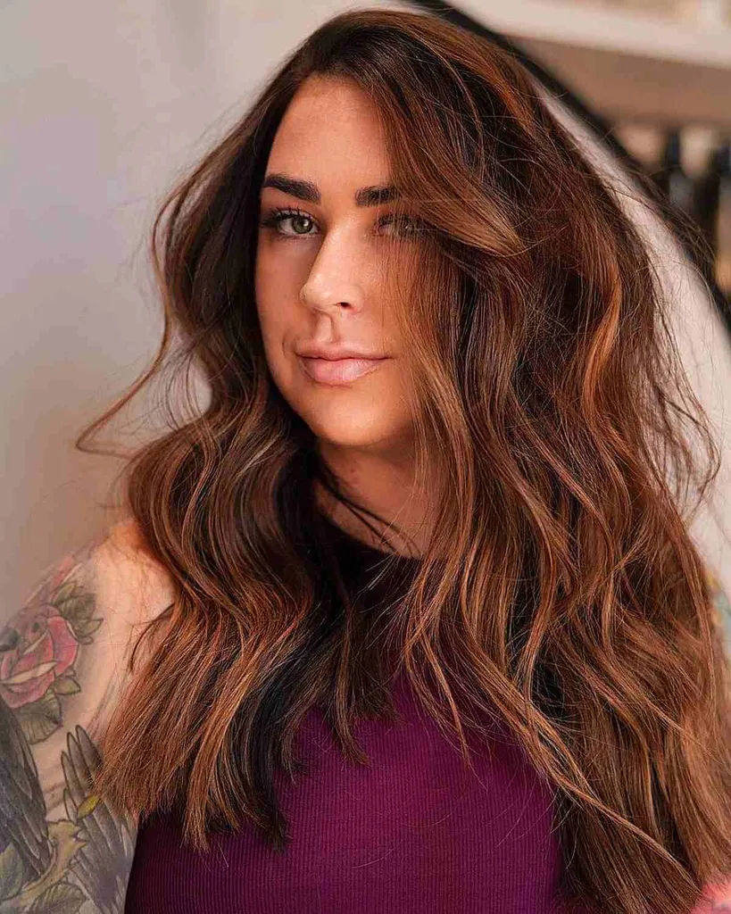 Couleur de cheveux auburn foncé avec des reflets carmel' title=